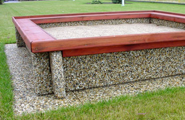 Piaskownica wykonana w technologii betonu płukanego z drewnianym siedziskiem, dostępne w bogatej ofercie kolorystycznej.