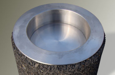 Wykonana w technologii betonu płukanego - popielnica Multi z wkładem ze stali nierdzewnej.