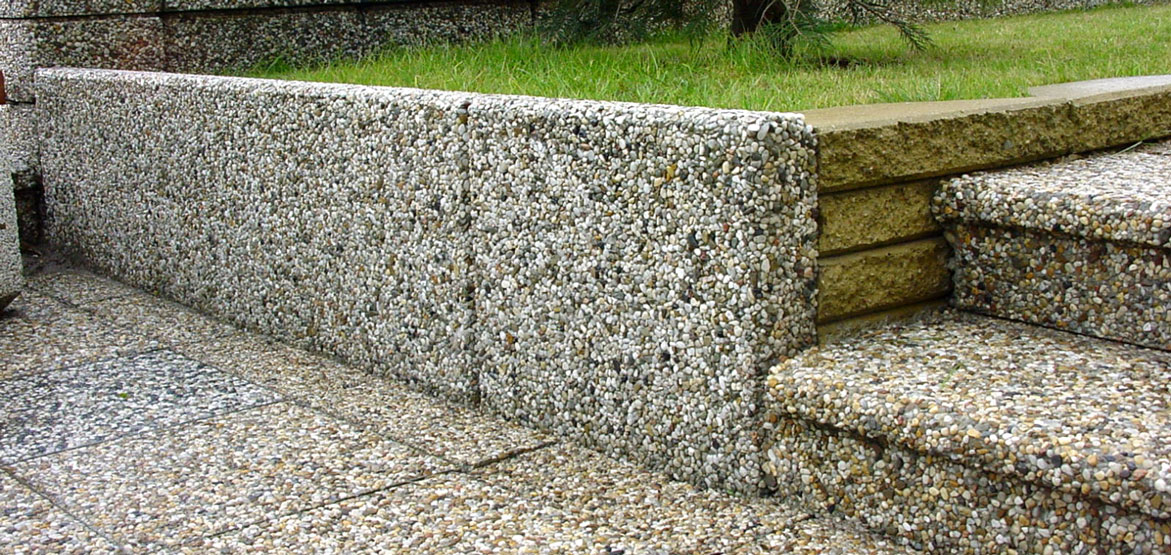 Murki oporowe L wykonane w technologii betonu płukanego. Dostępne w trzech rozmiarach.