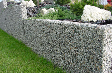 Elementy murka oporowego L wykonane w technologii betonu płukanego dostępne w bogatej ofercie kolorów kruszyw naturalnych.