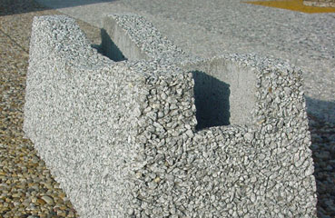 Wykonany w technologii betonu płukanego stojak rowerowy pojedynczy, o wymiarach 60 x 24 x wys.21 cm.