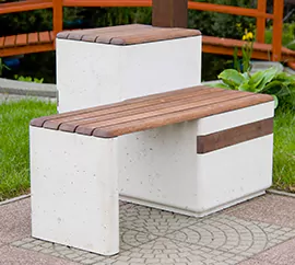 Siedzisko Largo wzbogacone o przystawkę z betonu architektonicznego, od producenta ławek, stołów oraz innych elementów małej architektury betonowej