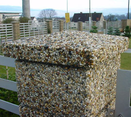 Pokrywy słupka ogrodzeniowego dostępne wykonane w technologii betonu płukanego. Dostępne w trzech wzorach: kopertowe, 1/2 koperty oraz proste.
