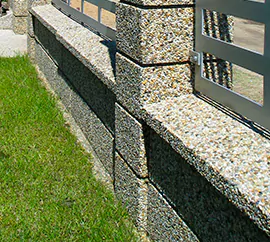 Betonowe pokrywy na cokoły - element nowoczesnego ogrodzenia modułowego dostępnego w 39 kolorach betonu płukanego
