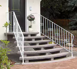Półokrągła wersja schodów ażurowych trzybelkowych Wykonane w technologii betonu płukanego.