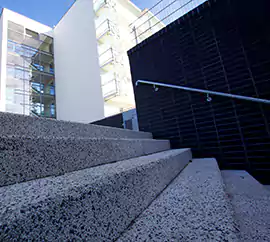 Stopnie oraz stopnice schodowe typu blok o wysokości 15 cm, dostępne w bogatej gamie kolorystycznej