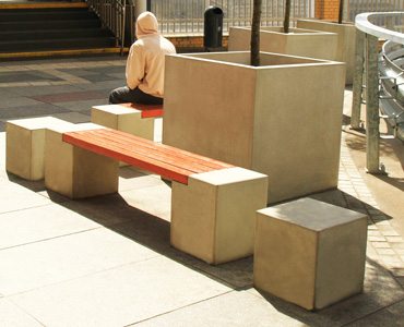 Siedziska CUBE deco, ławki WEGA deco oraz donice ROCA deco wykonane w technologii betonu architektonicznego. Dostępne w szerokiej ofercie kolorystycznej