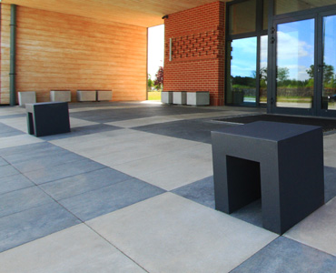 Nowoczesne ławki miejskie wykonane w technologii betonu architektonicznego.