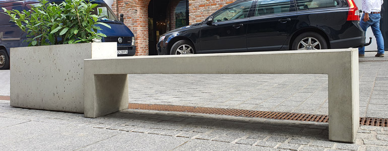 TARA 1 deco 200 to dwumetrowe siedzisko betonowe w kształcie odwruconej litery C. Wykonane w technologii betonu architektonicznego