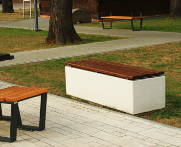 Elementy betonowe z serii RELAX deco dostępne w trzech rozmiarach, w wersjach dostępne w wersjach z drewnianym siedziskiem, siedziskiem i oparciem, oraz bez odeskowania.